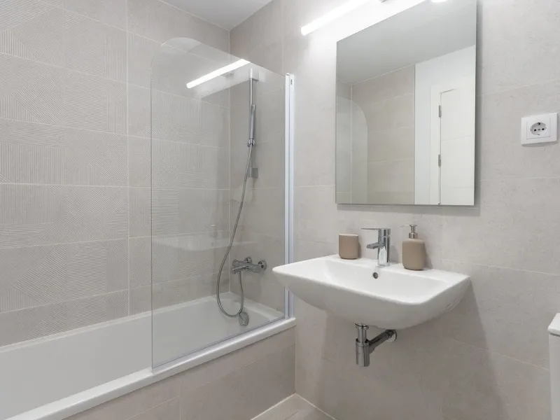 This beautifully appointed 123m² residence with a 20m² terrace offers the perfect blend of modern comfort and prime location. Just a 10-minute stroll from Estepona Port's vibrant marina, the home features an inviting open-plan layout with designer kitchen