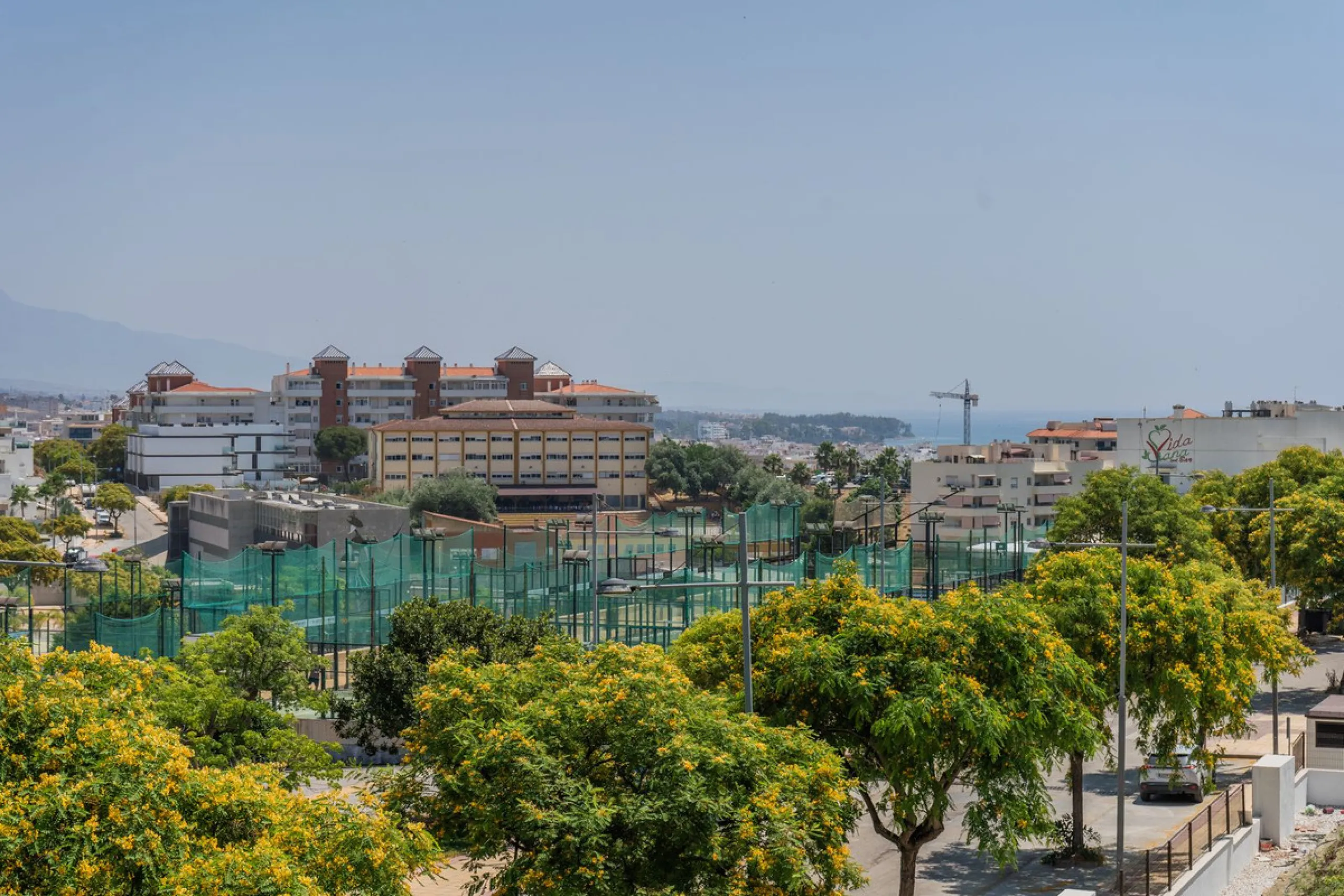 This beautifully appointed 123m² residence with a 20m² terrace offers the perfect blend of modern comfort and prime location. Just a 10-minute stroll from Estepona Port's vibrant marina, the home features an inviting open-plan layout with designer kitchen