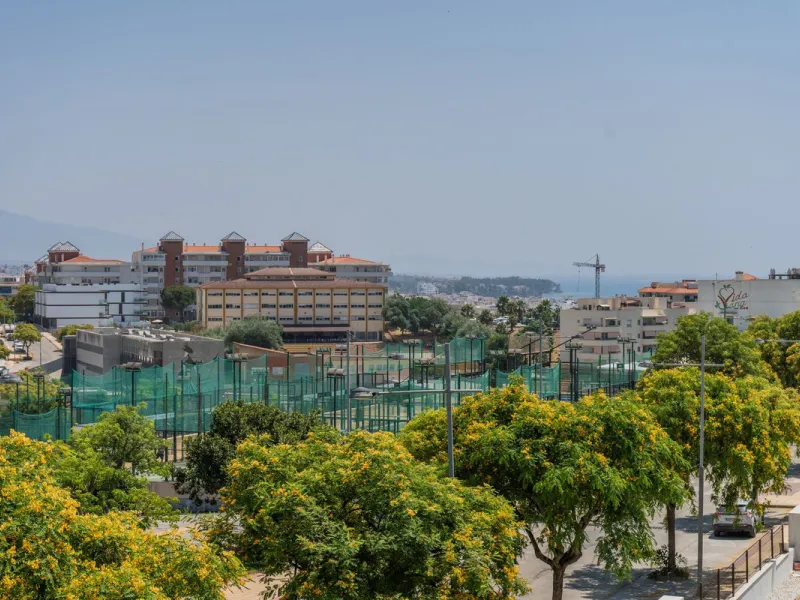 This beautifully appointed 123m² residence with a 20m² terrace offers the perfect blend of modern comfort and prime location. Just a 10-minute stroll from Estepona Port's vibrant marina, the home features an inviting open-plan layout with designer kitchen
