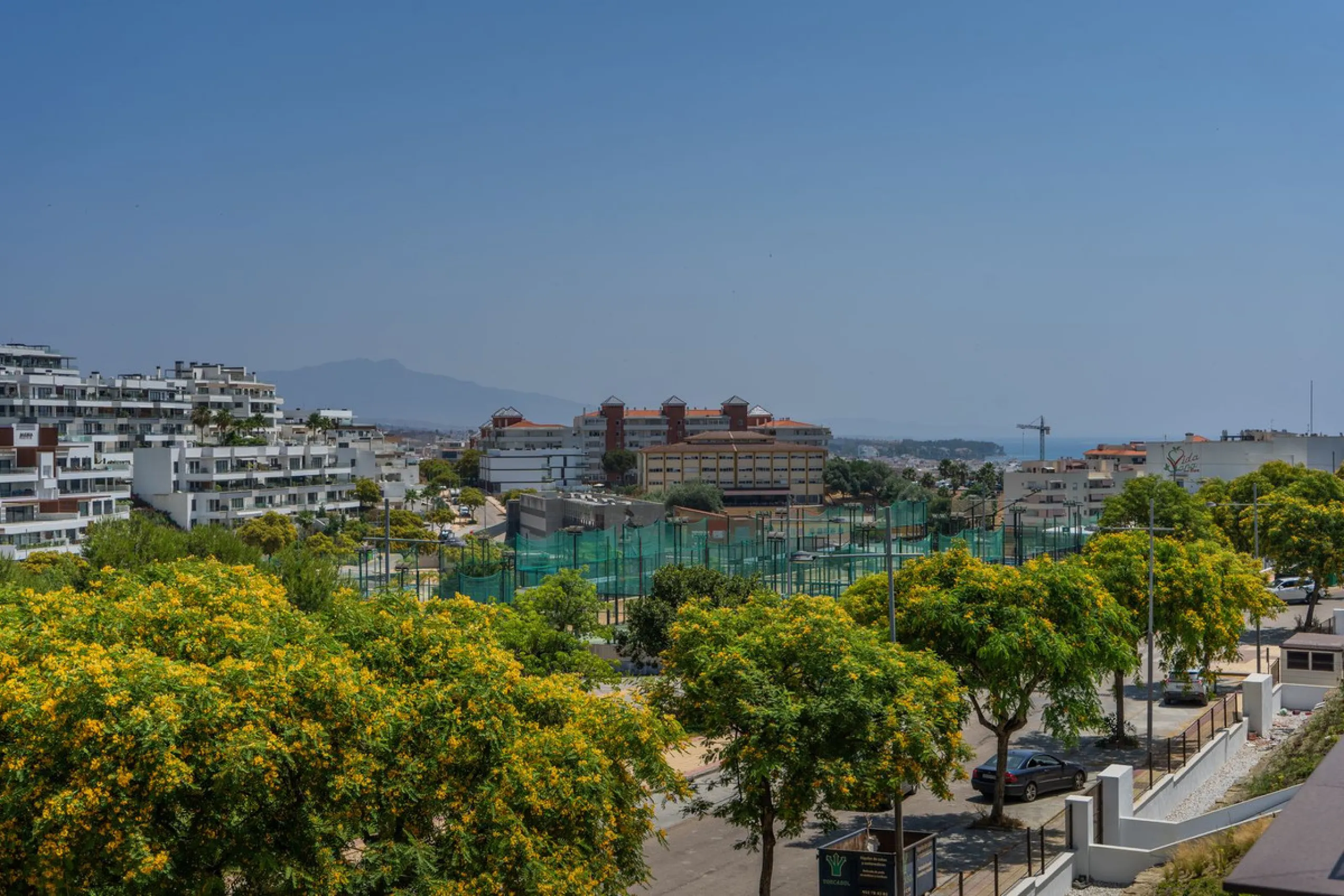 This beautifully appointed 123m² residence with a 20m² terrace offers the perfect blend of modern comfort and prime location. Just a 10-minute stroll from Estepona Port's vibrant marina, the home features an inviting open-plan layout with designer kitchen