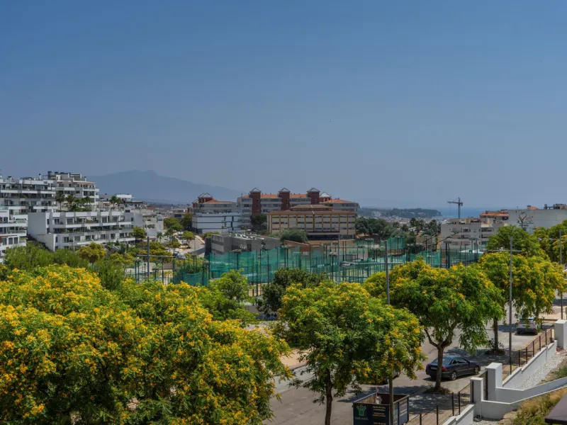 This beautifully appointed 123m² residence with a 20m² terrace offers the perfect blend of modern comfort and prime location. Just a 10-minute stroll from Estepona Port's vibrant marina, the home features an inviting open-plan layout with designer kitchen