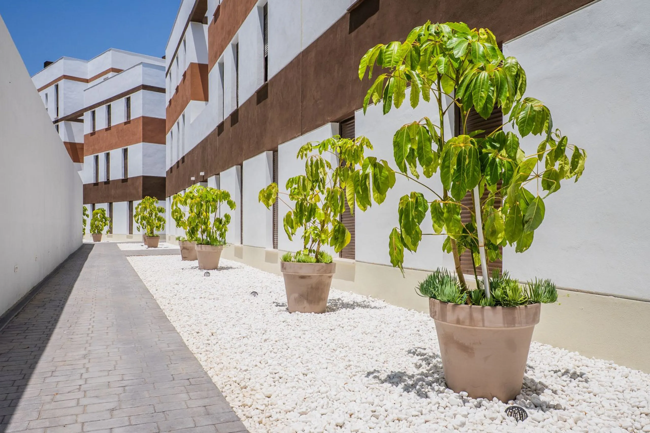 This beautifully appointed 123m² residence with a 20m² terrace offers the perfect blend of modern comfort and prime location. Just a 10-minute stroll from Estepona Port's vibrant marina, the home features an inviting open-plan layout with designer kitchen