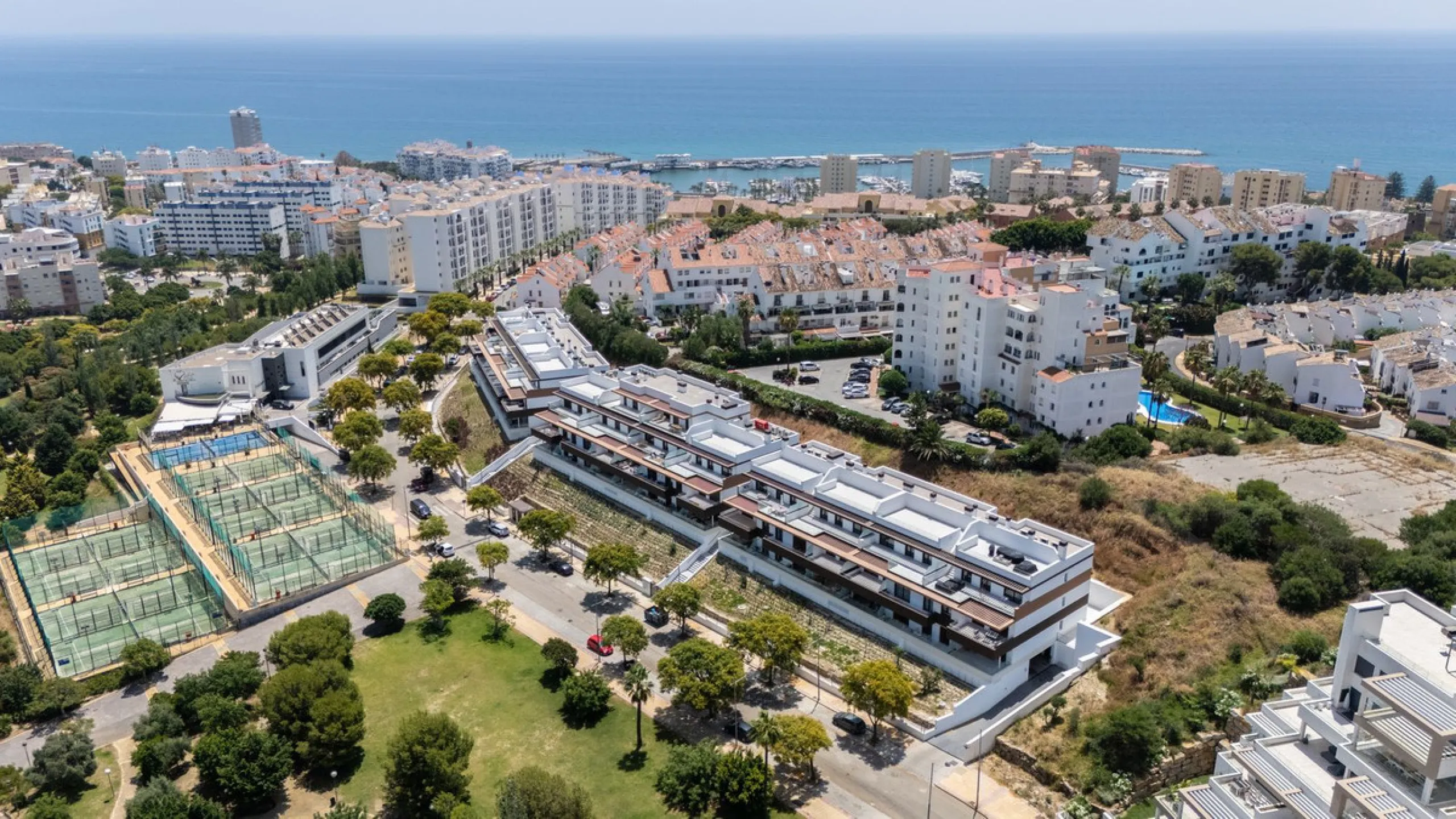 This beautifully appointed 123m² residence with a 20m² terrace offers the perfect blend of modern comfort and prime location. Just a 10-minute stroll from Estepona Port's vibrant marina, the home features an inviting open-plan layout with designer kitchen
