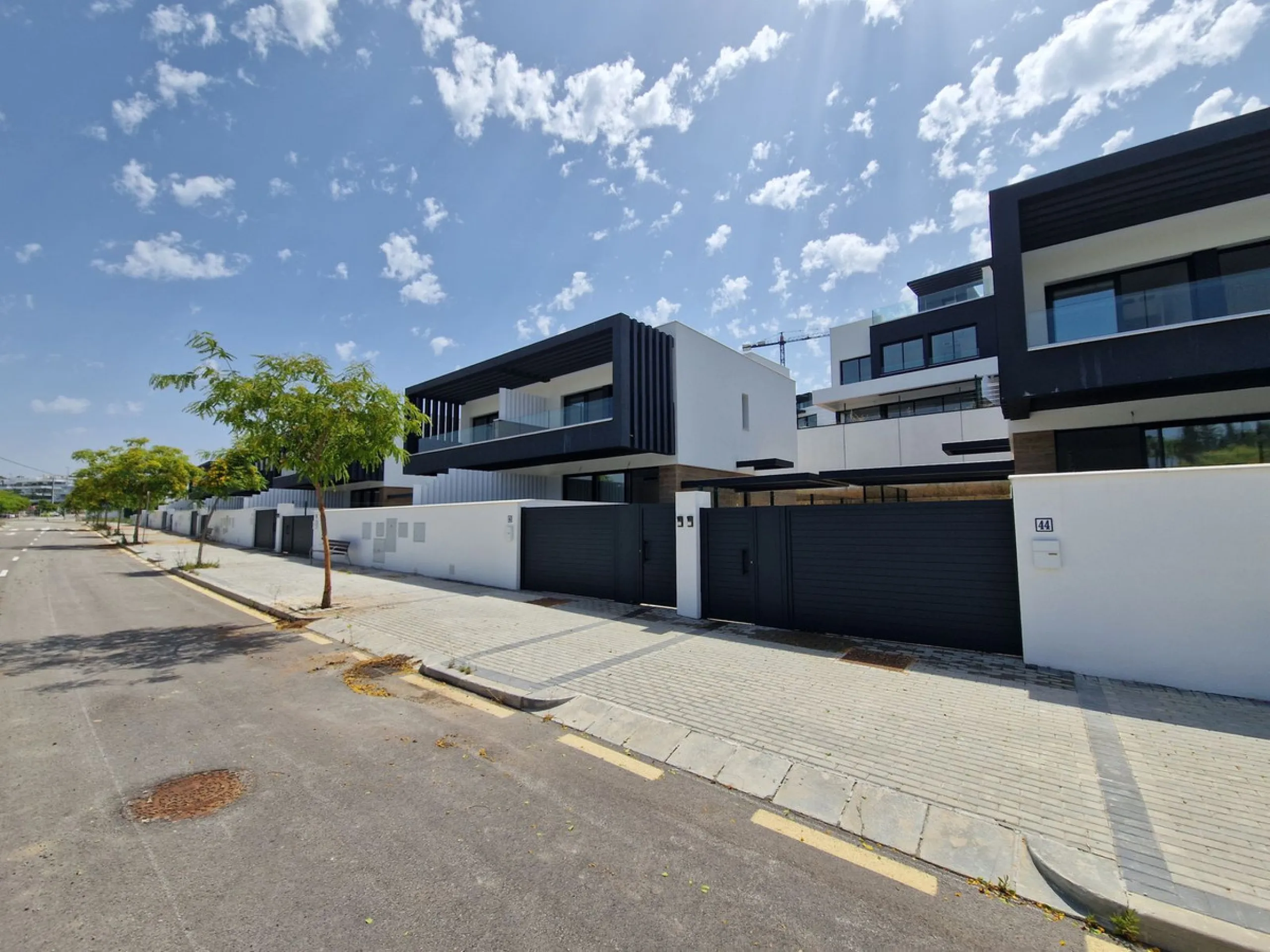 Brand new semi detached villa near Atalaya golf course and within easy reach of Atalaya golf club and El Paraiso golf club. The property faces west and has it's own private parking space within the private plot of the house. One enters a spacious living d