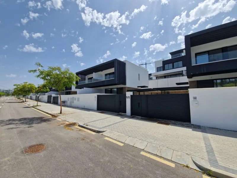 Brand new semi detached villa near Atalaya golf course and within easy reach of Atalaya golf club and El Paraiso golf club. The property faces west and has it's own private parking space within the private plot of the house. One enters a spacious living d