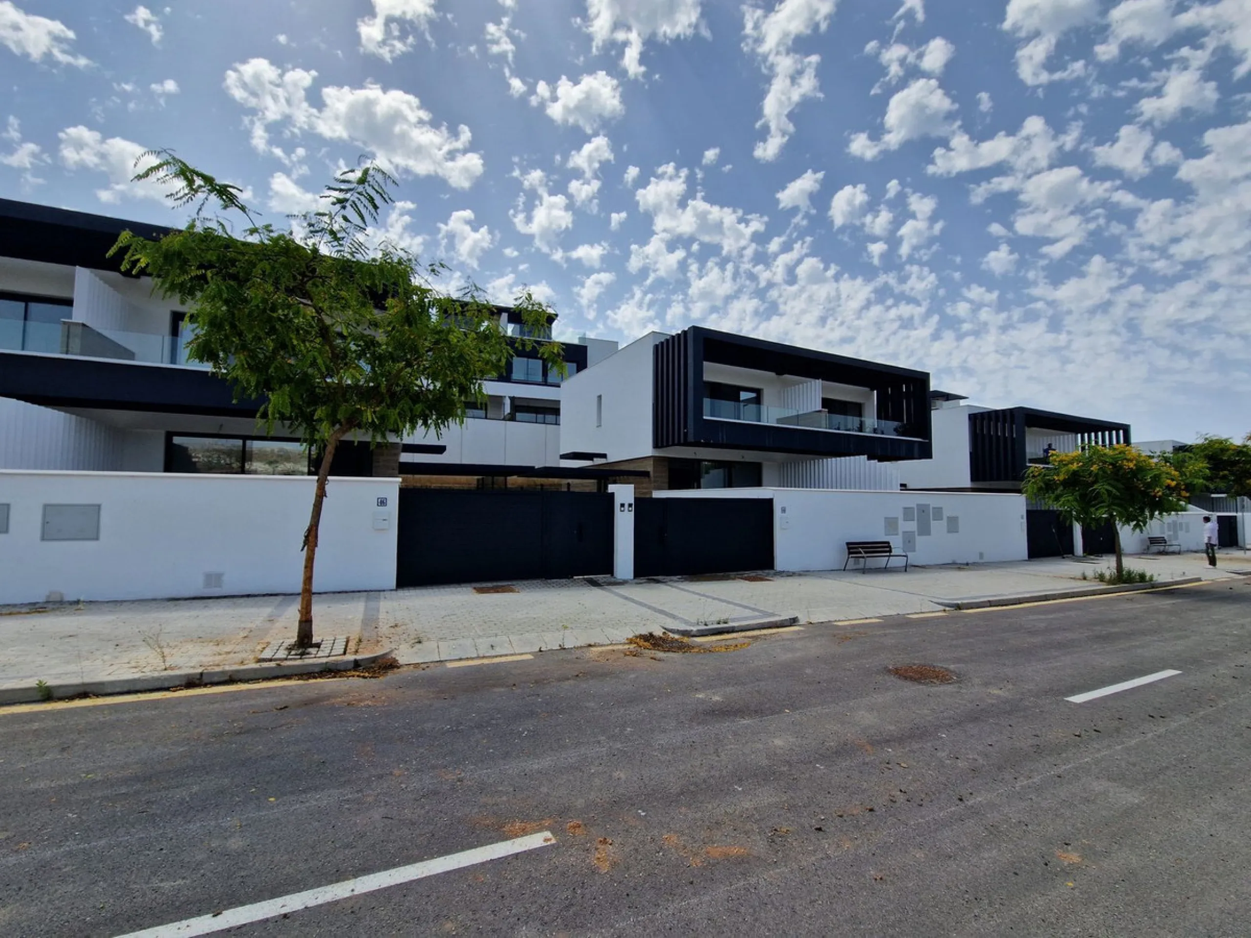Brand new semi detached villa near Atalaya golf course and within easy reach of Atalaya golf club and El Paraiso golf club. The property faces west and has it's own private parking space within the private plot of the house. One enters a spacious living d