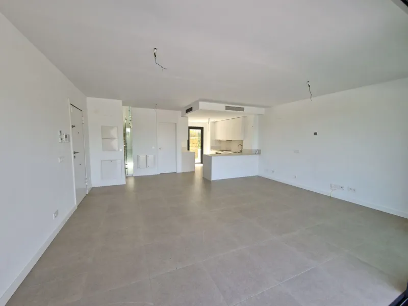 Brand new semi detached villa near Atalaya golf course and within easy reach of Atalaya golf club and El Paraiso golf club. The property faces west and has it's own private parking space within the private plot of the house. One enters a spacious living d