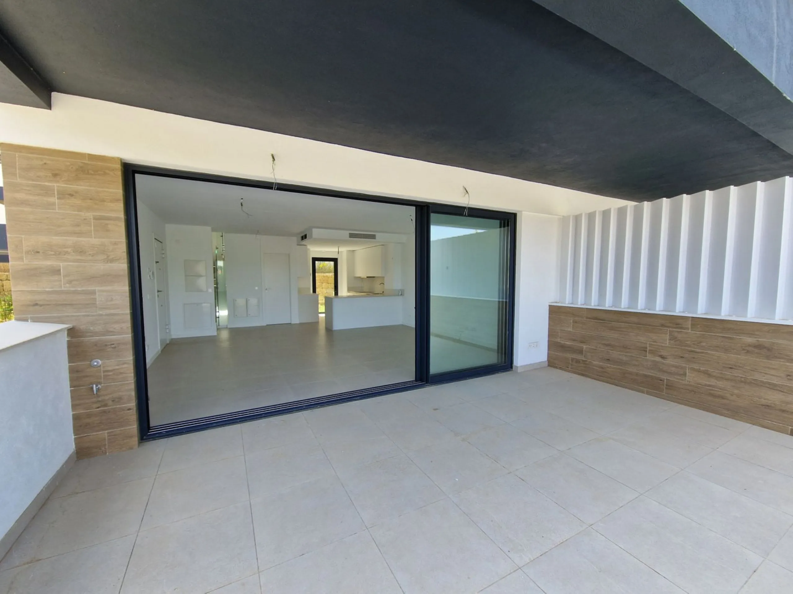Brand new semi detached villa near Atalaya golf course and within easy reach of Atalaya golf club and El Paraiso golf club. The property faces west and has it's own private parking space within the private plot of the house. One enters a spacious living d