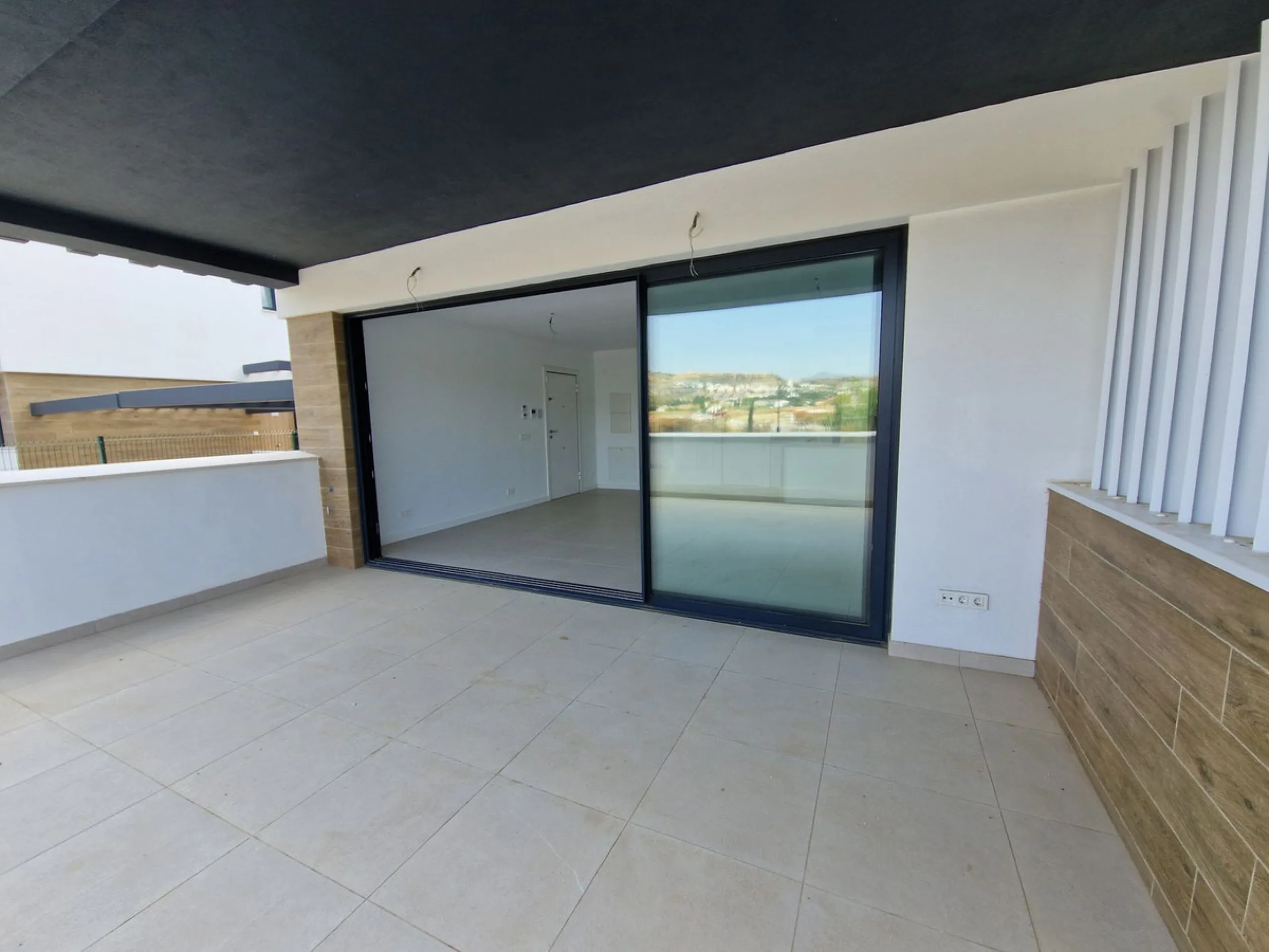 Brand new semi detached villa near Atalaya golf course and within easy reach of Atalaya golf club and El Paraiso golf club. The property faces west and has it's own private parking space within the private plot of the house. One enters a spacious living d