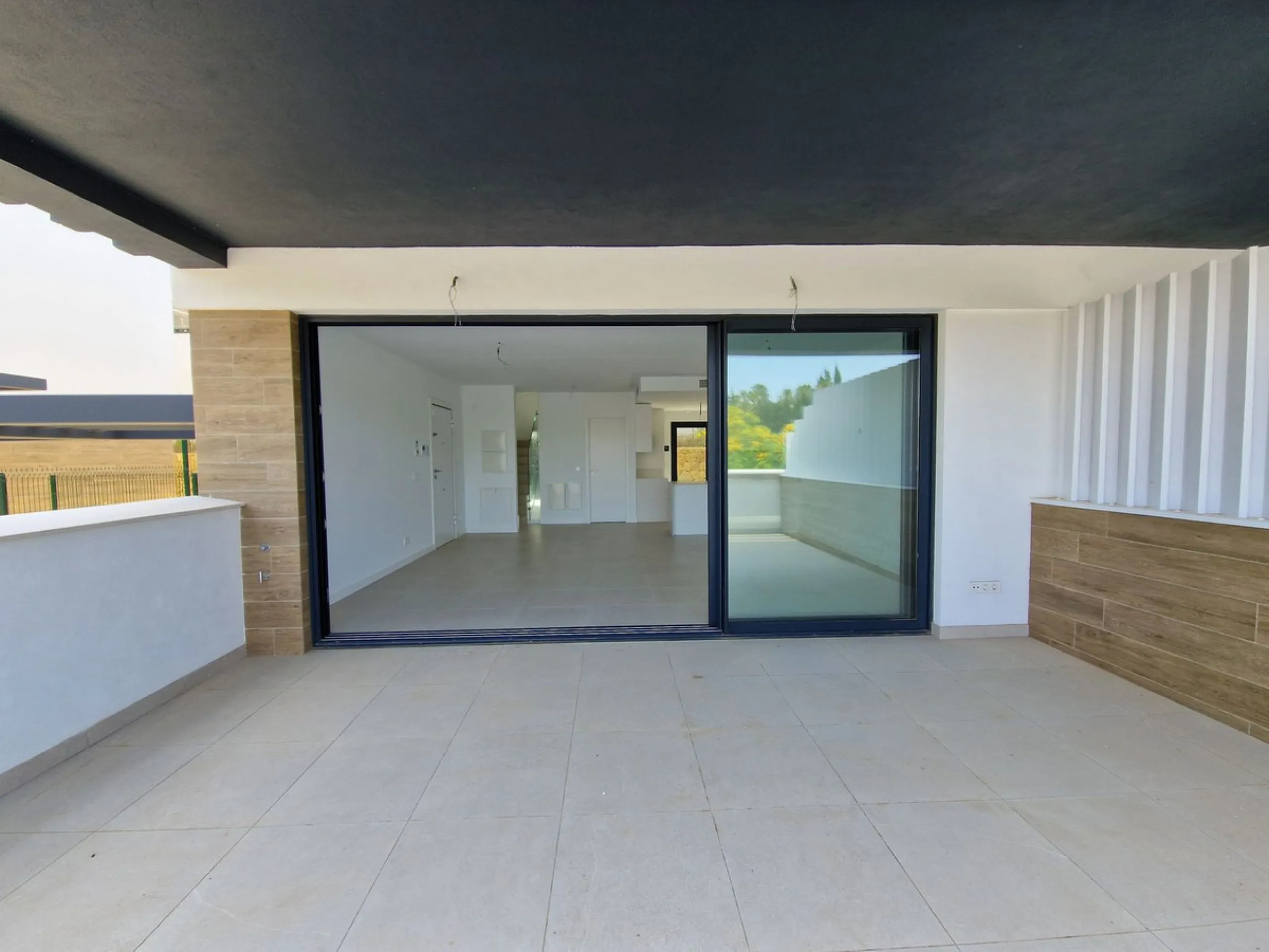 Brand new semi detached villa near Atalaya golf course and within easy reach of Atalaya golf club and El Paraiso golf club. The property faces west and has it's own private parking space within the private plot of the house. One enters a spacious living d