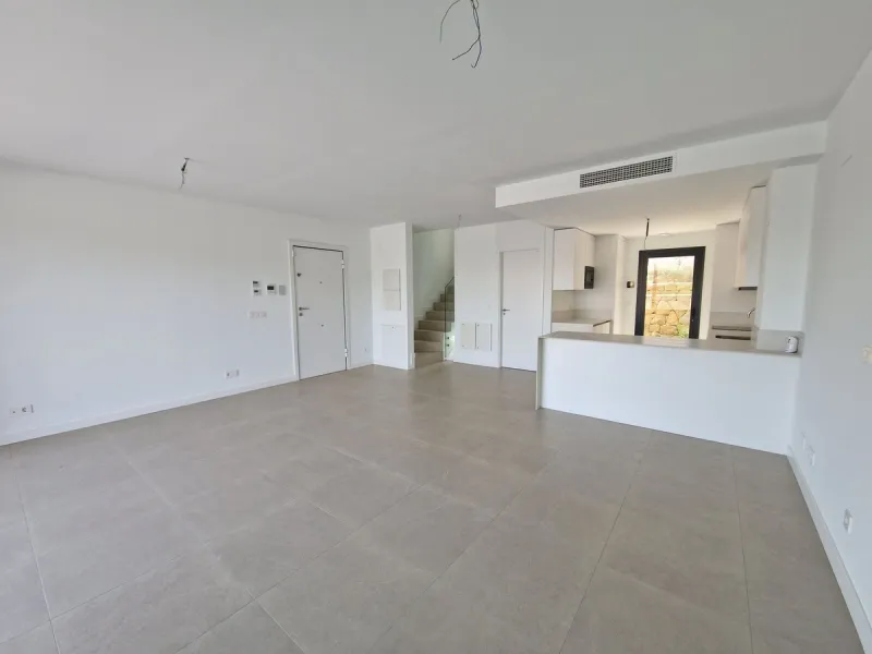 Brand new semi detached villa near Atalaya golf course and within easy reach of Atalaya golf club and El Paraiso golf club. The property faces west and has it's own private parking space within the private plot of the house. One enters a spacious living d