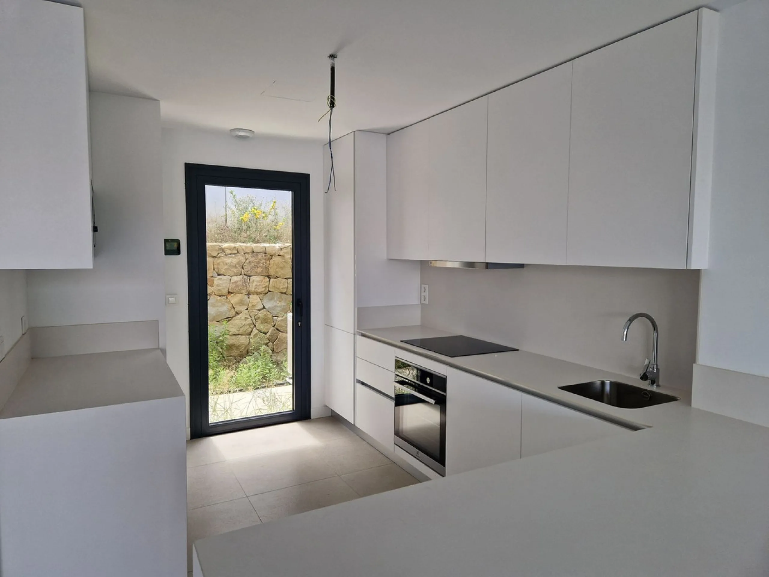 Brand new semi detached villa near Atalaya golf course and within easy reach of Atalaya golf club and El Paraiso golf club. The property faces west and has it's own private parking space within the private plot of the house. One enters a spacious living d