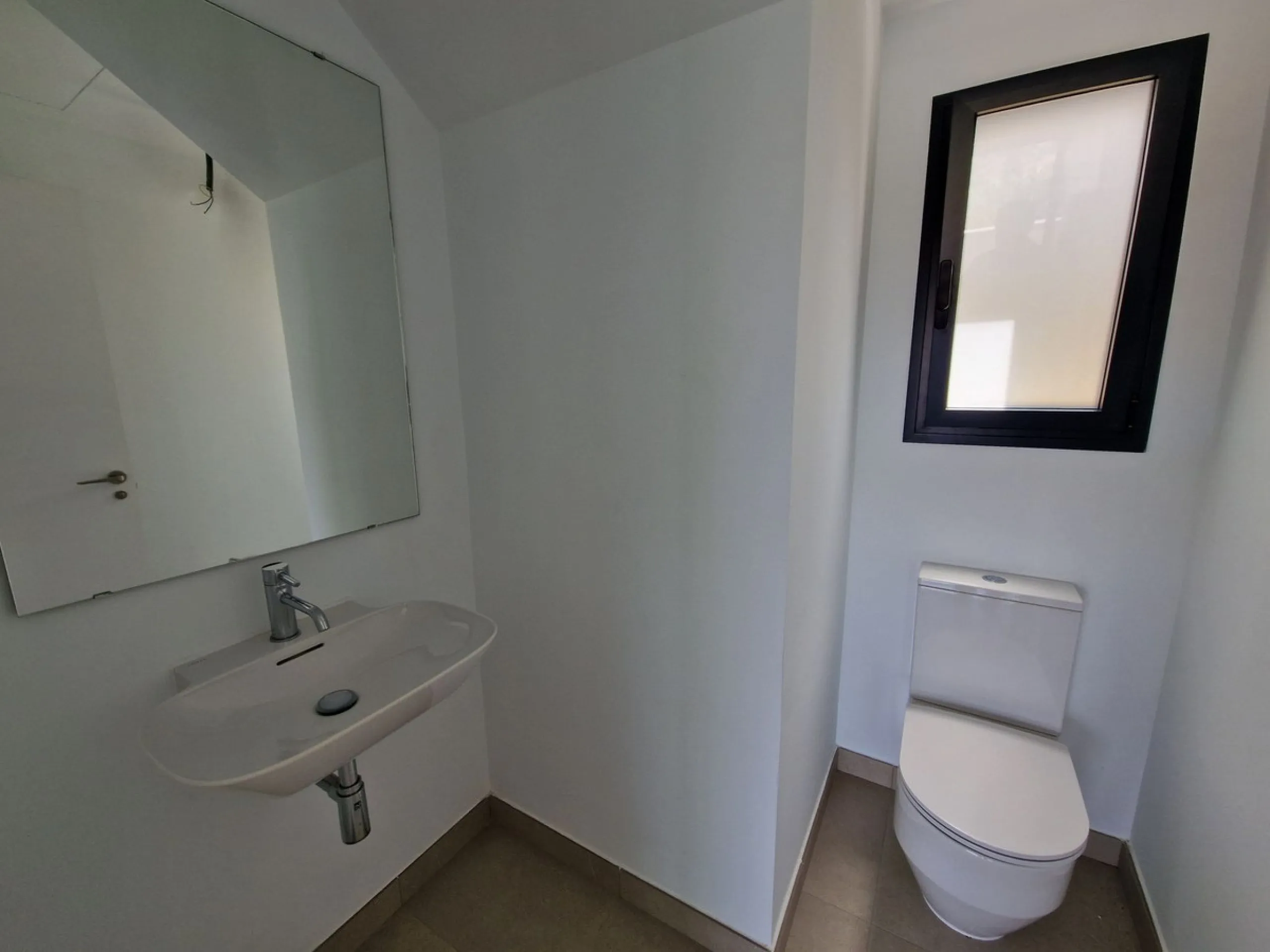 Brand new semi detached villa near Atalaya golf course and within easy reach of Atalaya golf club and El Paraiso golf club. The property faces west and has it's own private parking space within the private plot of the house. One enters a spacious living d