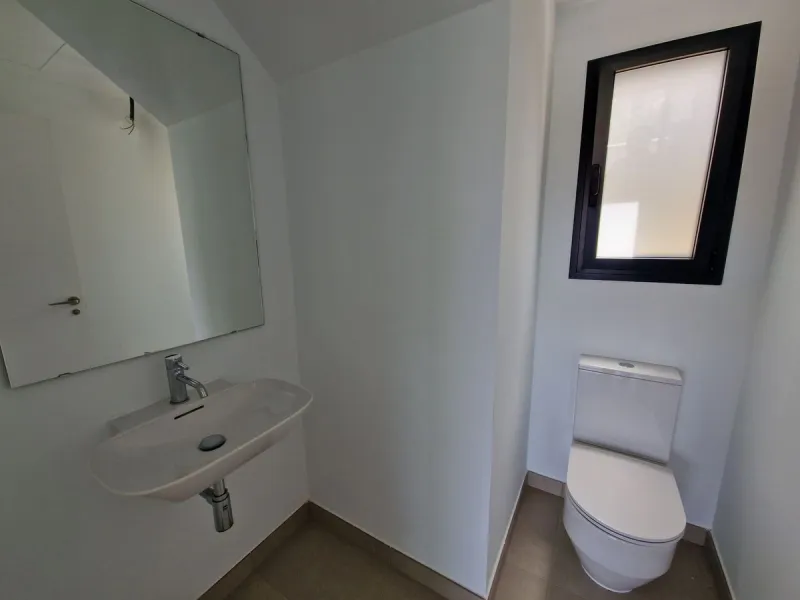 Brand new semi detached villa near Atalaya golf course and within easy reach of Atalaya golf club and El Paraiso golf club. The property faces west and has it's own private parking space within the private plot of the house. One enters a spacious living d