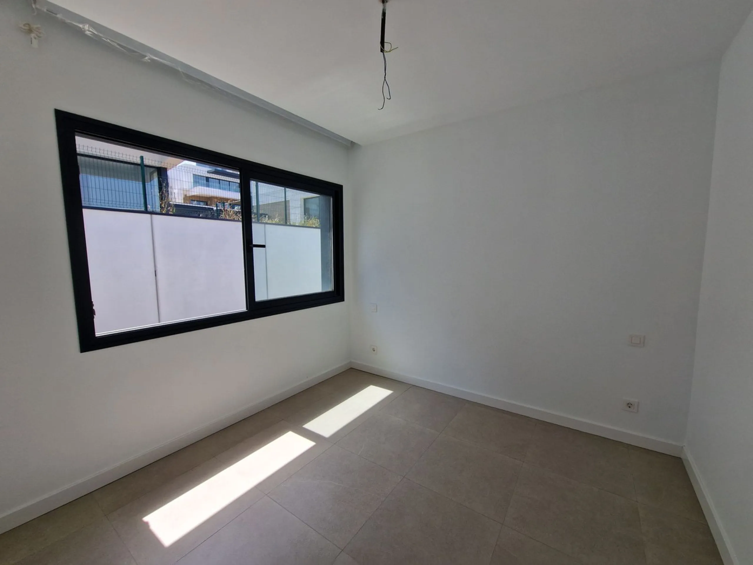 Brand new semi detached villa near Atalaya golf course and within easy reach of Atalaya golf club and El Paraiso golf club. The property faces west and has it's own private parking space within the private plot of the house. One enters a spacious living d
