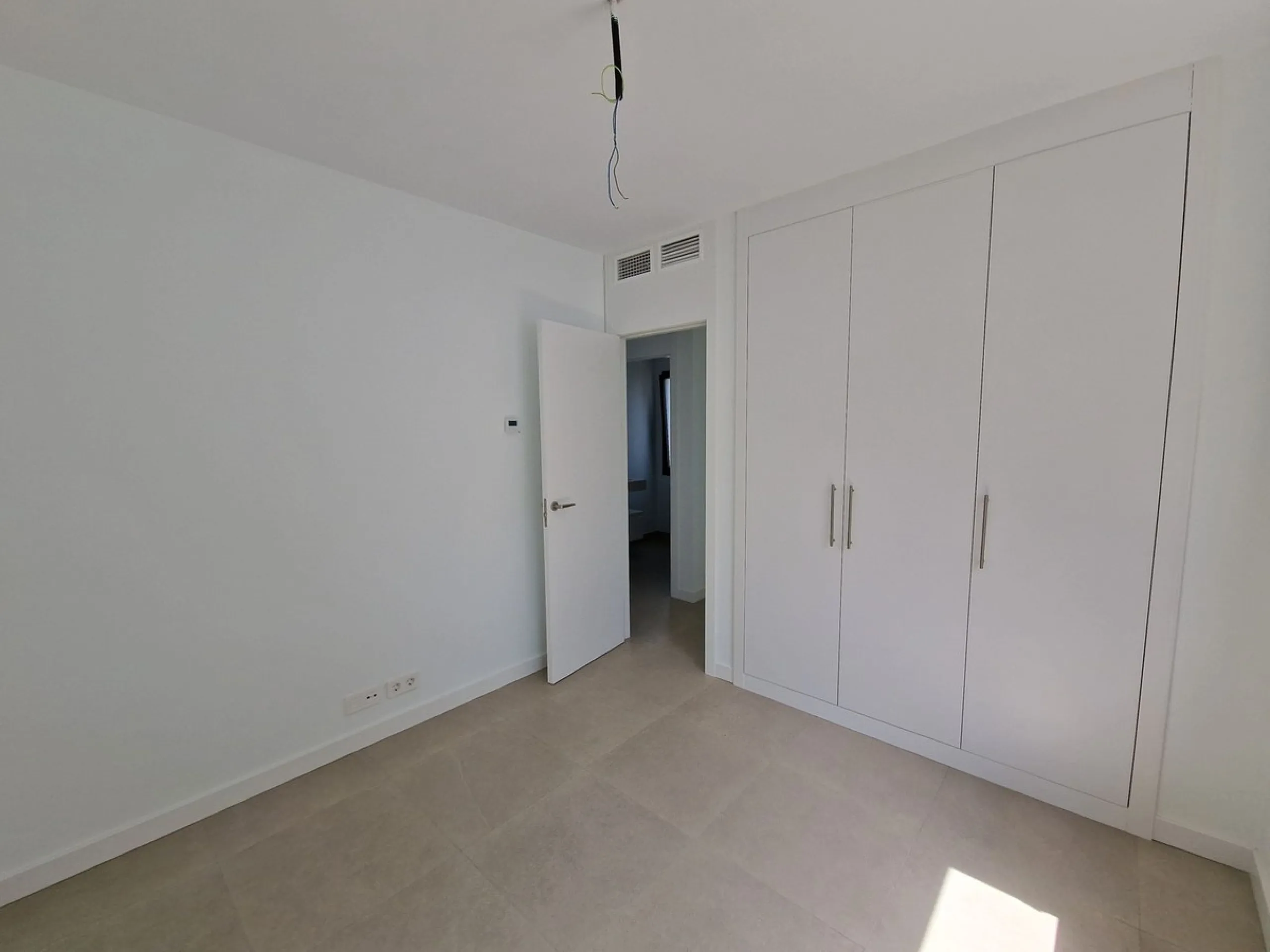 Brand new semi detached villa near Atalaya golf course and within easy reach of Atalaya golf club and El Paraiso golf club. The property faces west and has it's own private parking space within the private plot of the house. One enters a spacious living d