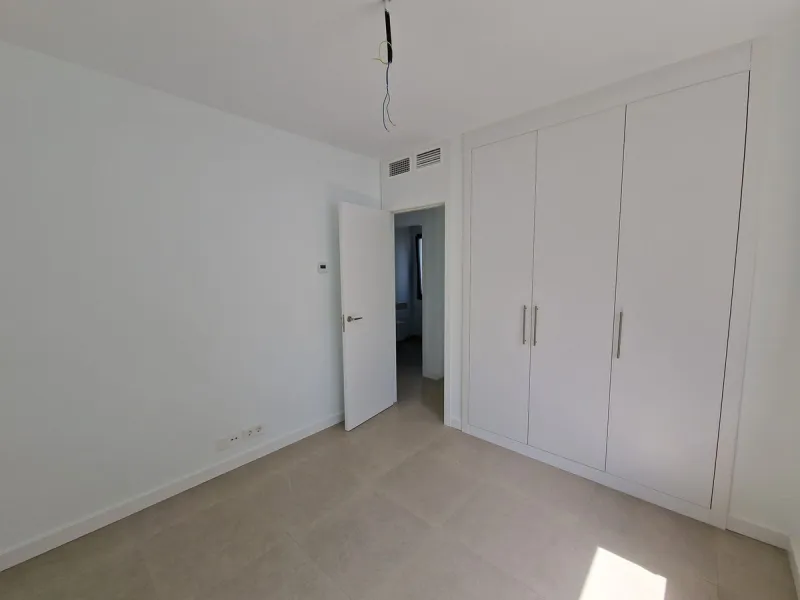 Brand new semi detached villa near Atalaya golf course and within easy reach of Atalaya golf club and El Paraiso golf club. The property faces west and has it's own private parking space within the private plot of the house. One enters a spacious living d