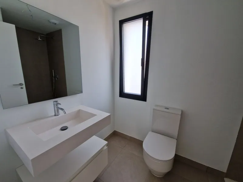 Brand new semi detached villa near Atalaya golf course and within easy reach of Atalaya golf club and El Paraiso golf club. The property faces west and has it's own private parking space within the private plot of the house. One enters a spacious living d