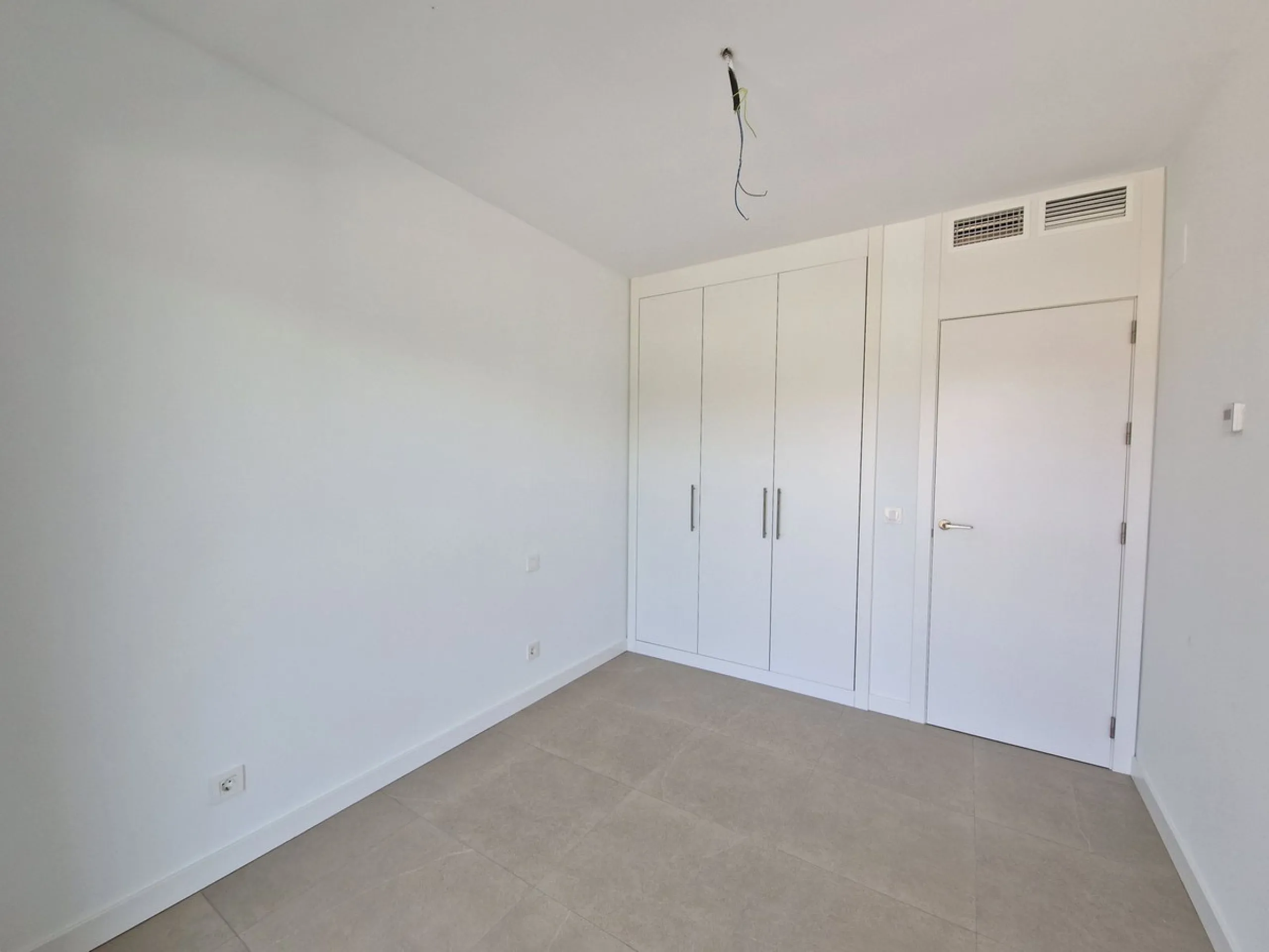 Brand new semi detached villa near Atalaya golf course and within easy reach of Atalaya golf club and El Paraiso golf club. The property faces west and has it's own private parking space within the private plot of the house. One enters a spacious living d