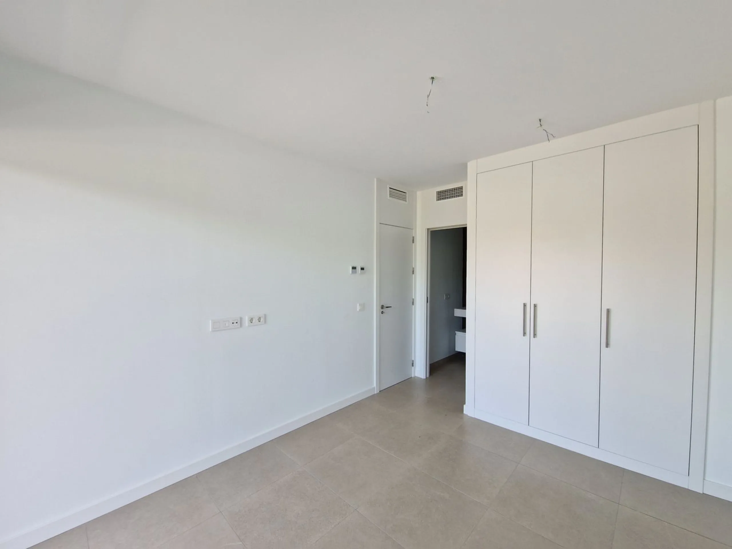 Brand new semi detached villa near Atalaya golf course and within easy reach of Atalaya golf club and El Paraiso golf club. The property faces west and has it's own private parking space within the private plot of the house. One enters a spacious living d