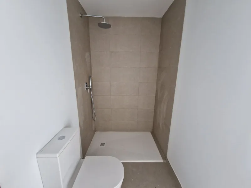 Brand new semi detached villa near Atalaya golf course and within easy reach of Atalaya golf club and El Paraiso golf club. The property faces west and has it's own private parking space within the private plot of the house. One enters a spacious living d