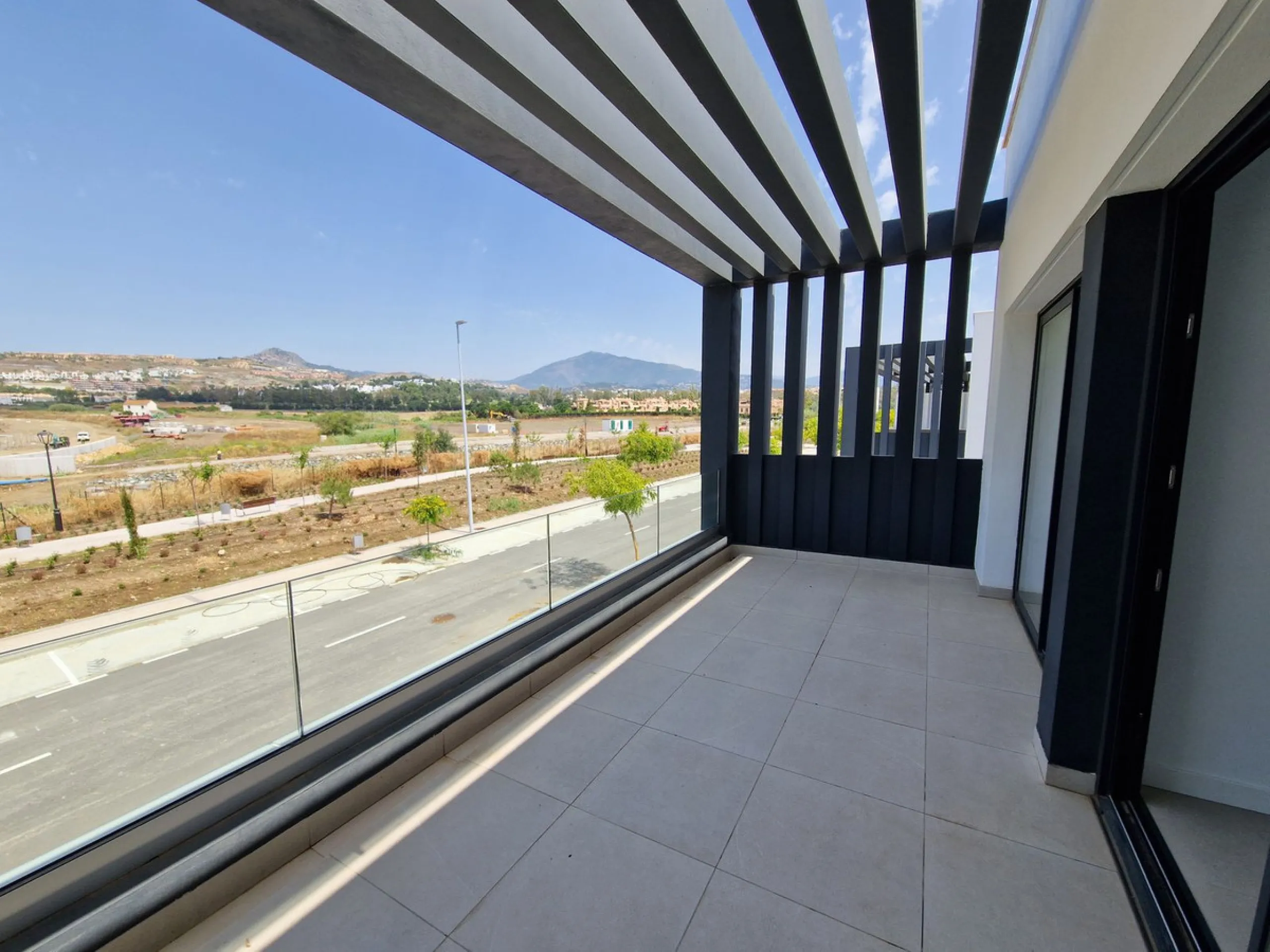 Brand new semi detached villa near Atalaya golf course and within easy reach of Atalaya golf club and El Paraiso golf club. The property faces west and has it's own private parking space within the private plot of the house. One enters a spacious living d