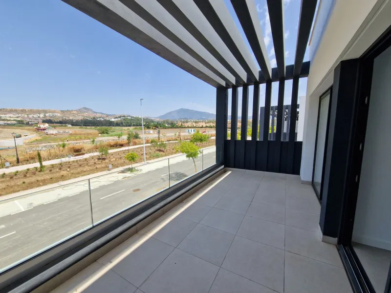Brand new semi detached villa near Atalaya golf course and within easy reach of Atalaya golf club and El Paraiso golf club. The property faces west and has it's own private parking space within the private plot of the house. One enters a spacious living d