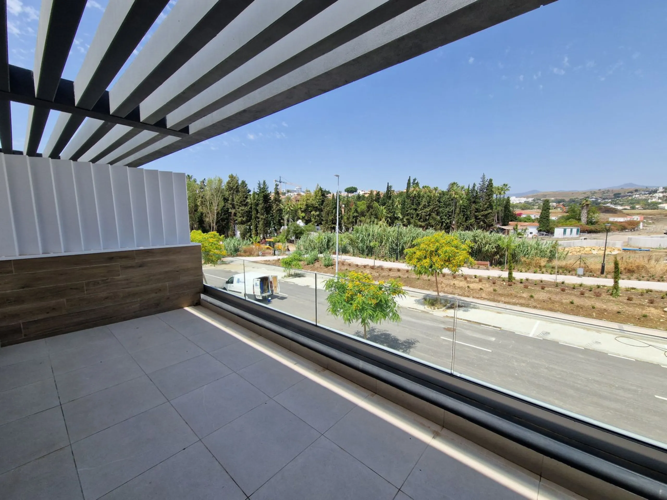Brand new semi detached villa near Atalaya golf course and within easy reach of Atalaya golf club and El Paraiso golf club. The property faces west and has it's own private parking space within the private plot of the house. One enters a spacious living d
