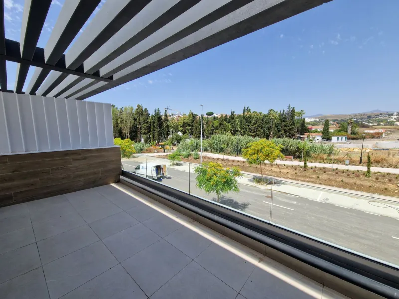 Brand new semi detached villa near Atalaya golf course and within easy reach of Atalaya golf club and El Paraiso golf club. The property faces west and has it's own private parking space within the private plot of the house. One enters a spacious living d