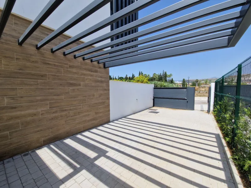 Brand new semi detached villa near Atalaya golf course and within easy reach of Atalaya golf club and El Paraiso golf club. The property faces west and has it's own private parking space within the private plot of the house. One enters a spacious living d