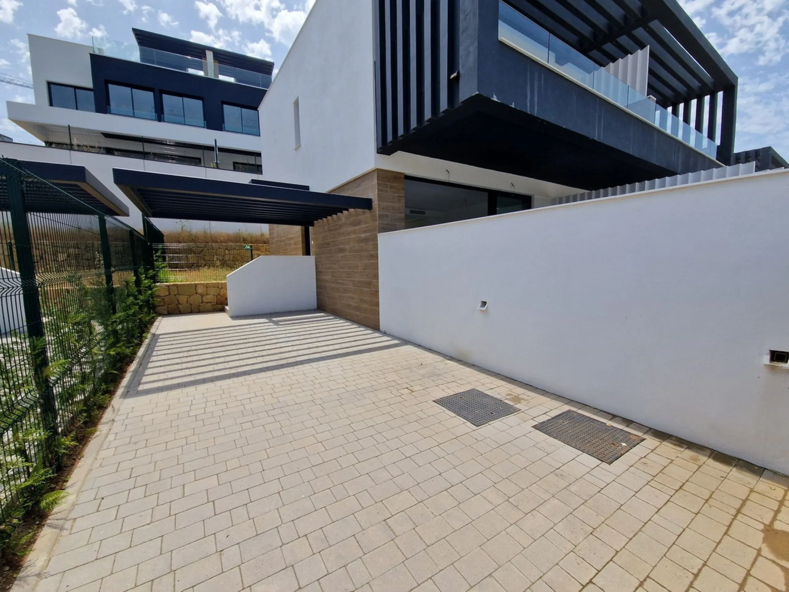 Brand new semi detached villa near Atalaya golf course and within easy reach of Atalaya golf club and El Paraiso golf club. The property faces west and has it's own private parking space within the private plot of the house. One enters a spacious living d