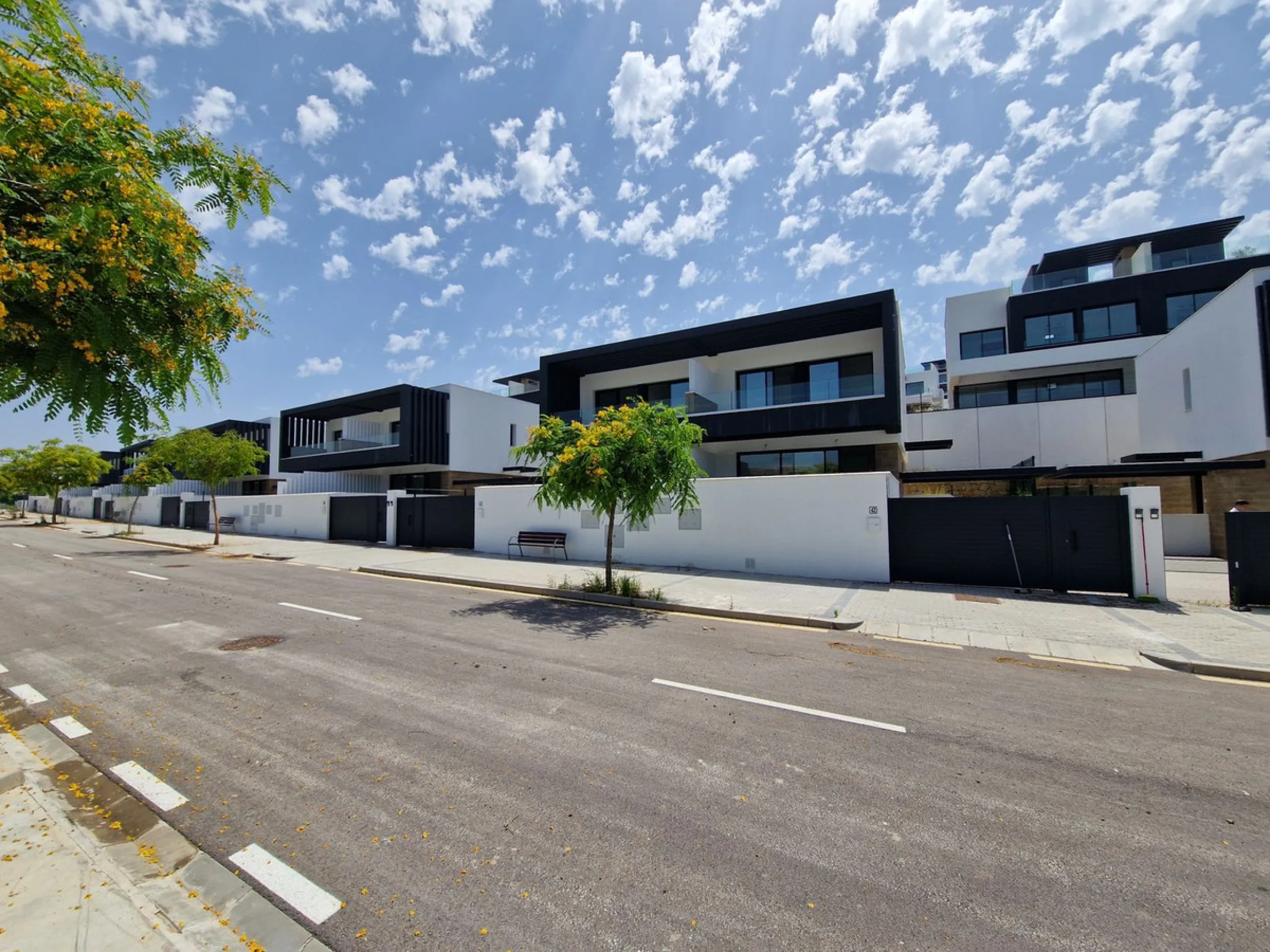 Brand new semi detached villa near Atalaya golf course and within easy reach of Atalaya golf club and El Paraiso golf club. The property faces west and has it's own private parking space within the private plot of the house. One enters a spacious living d
