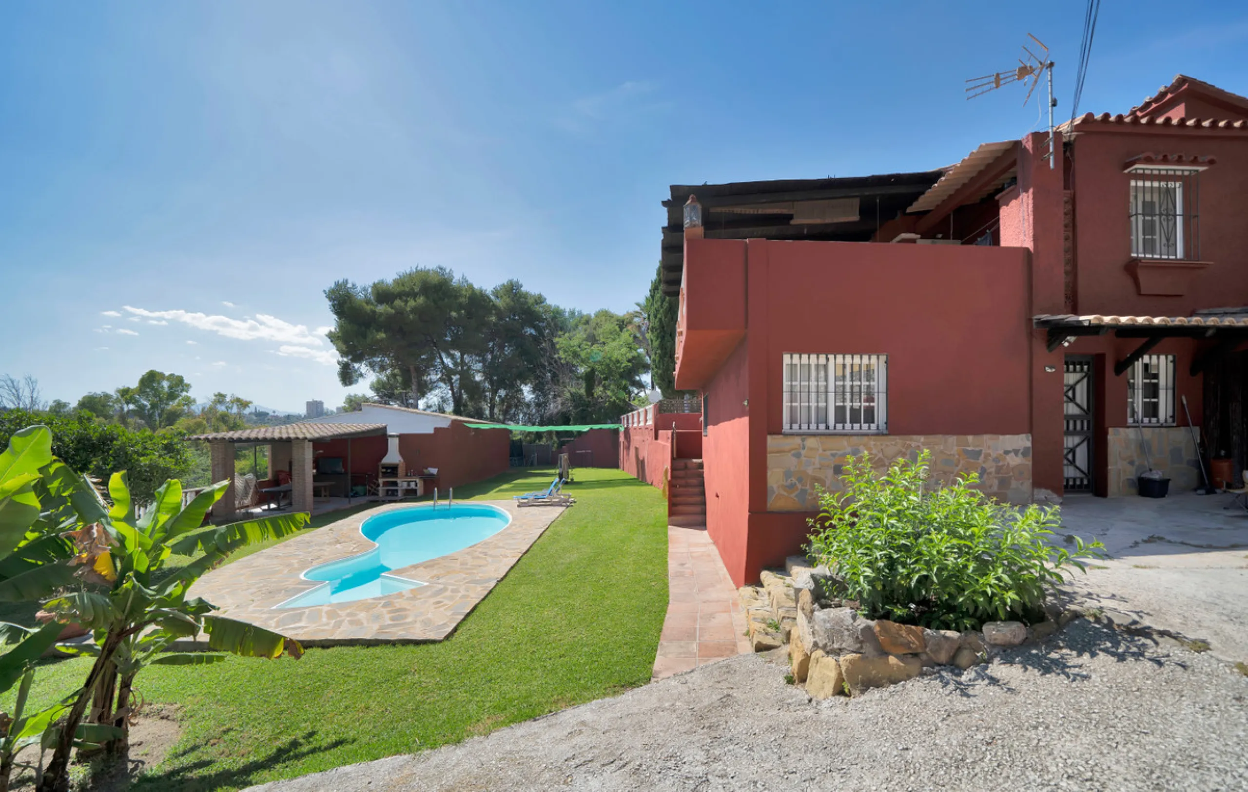 House - Detached Villa в продаже в Marbella, Málaga. В доме 7 спален и 5 ванных комнат. Площадь дома 422 м². Площадь участка 1900 м²
