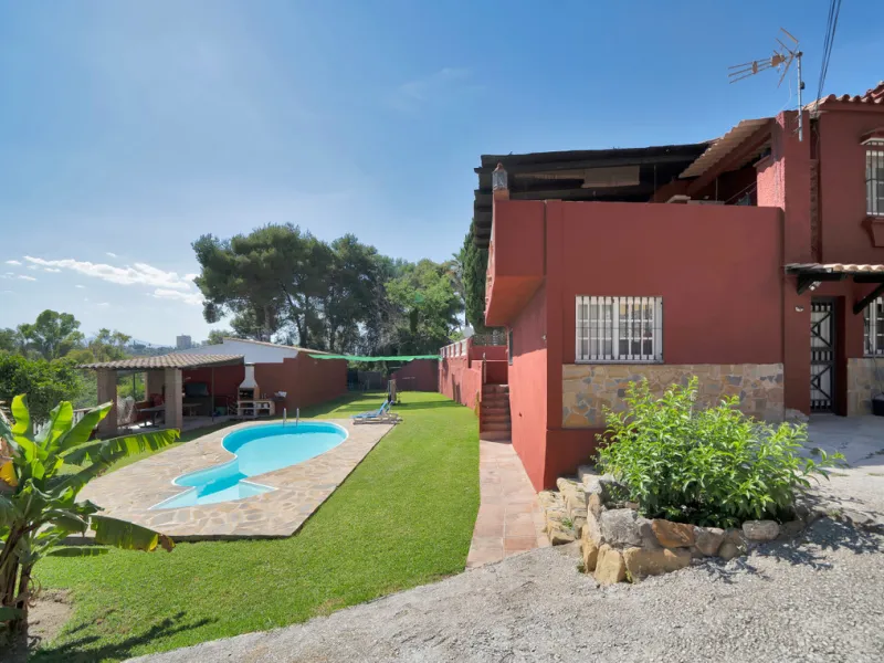 House - Detached Villa в продаже в Marbella, Málaga. В доме 7 спален и 5 ванных комнат. Площадь дома 422 м². Площадь участка 1900 м²