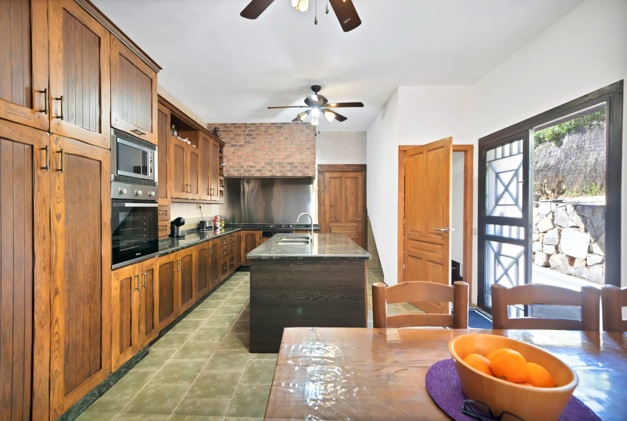 House - Detached Villa в продаже в Marbella, Málaga. В доме 7 спален и 5 ванных комнат. Площадь дома 422 м². Площадь участка 1900 м²