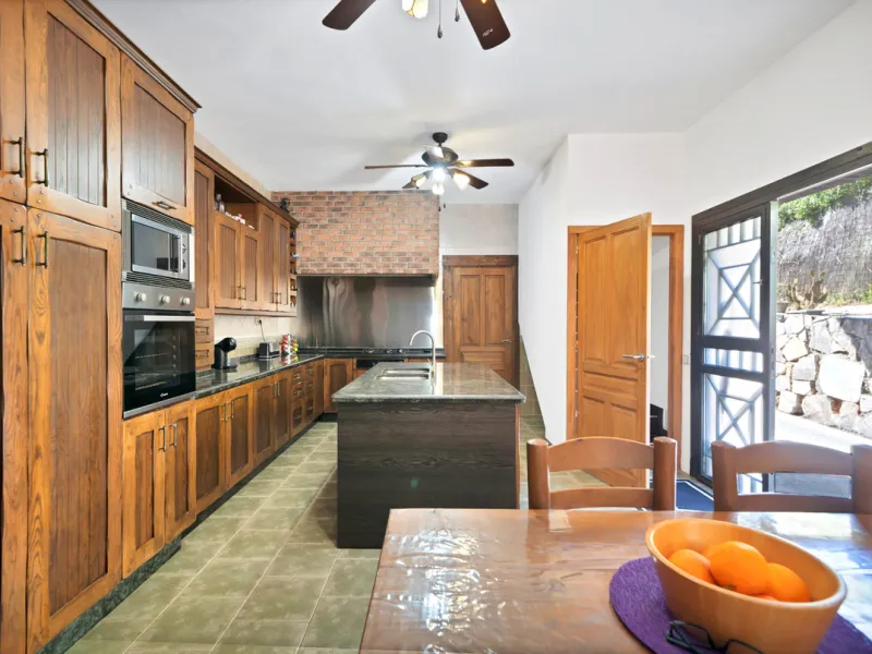 House - Detached Villa в продаже в Marbella, Málaga. В доме 7 спален и 5 ванных комнат. Площадь дома 422 м². Площадь участка 1900 м²