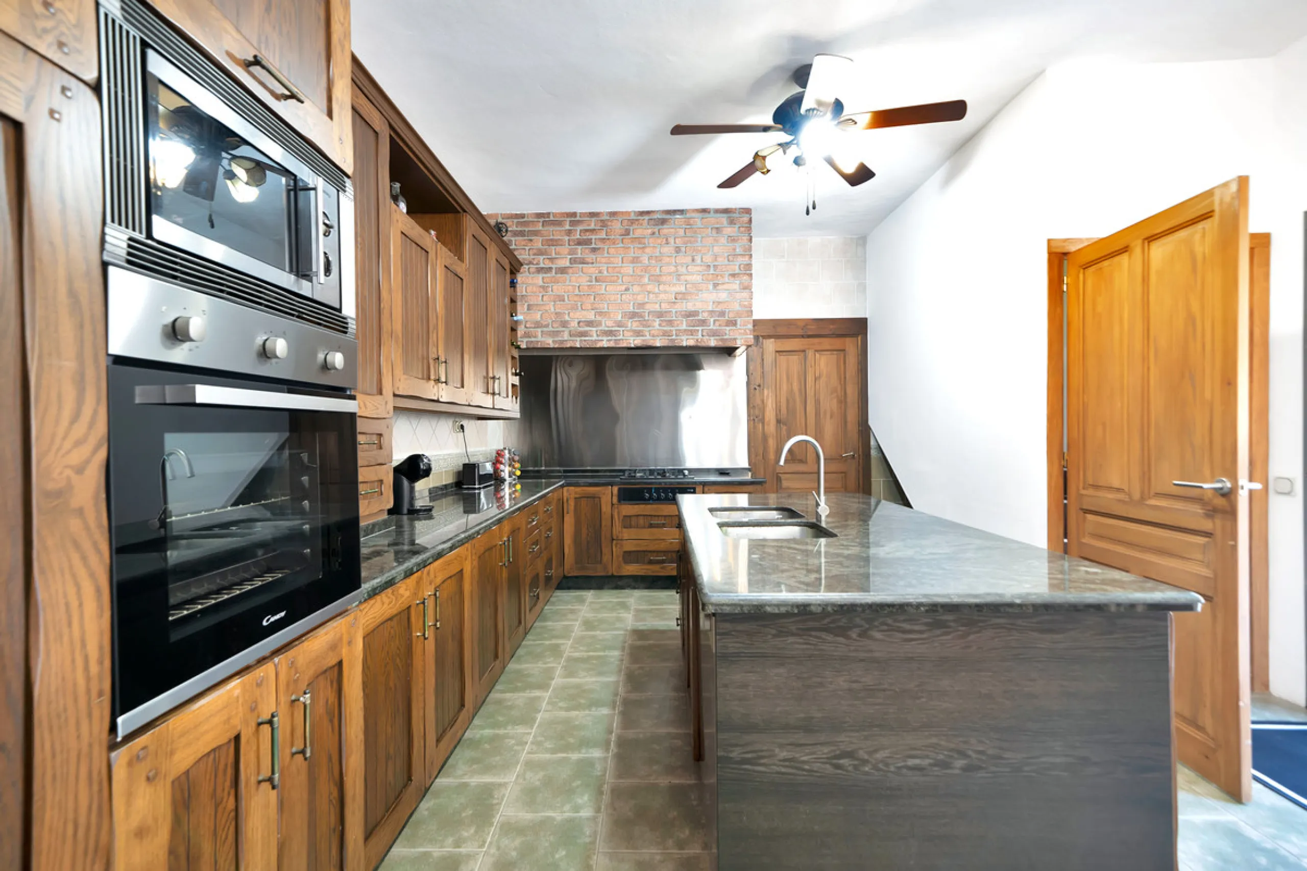 House - Detached Villa в продаже в Marbella, Málaga. В доме 7 спален и 5 ванных комнат. Площадь дома 422 м². Площадь участка 1900 м²