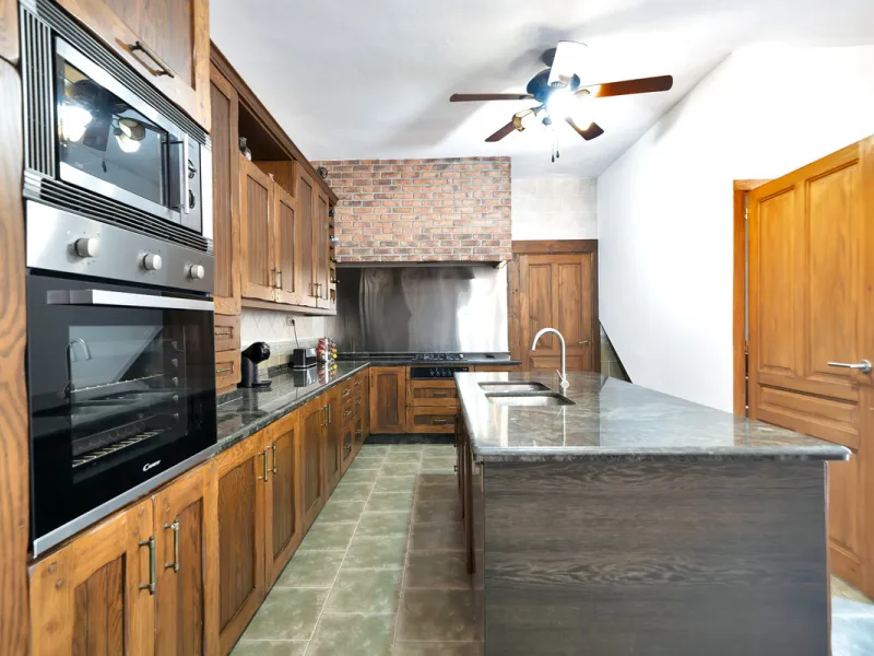 House - Detached Villa в продаже в Marbella, Málaga. В доме 7 спален и 5 ванных комнат. Площадь дома 422 м². Площадь участка 1900 м²
