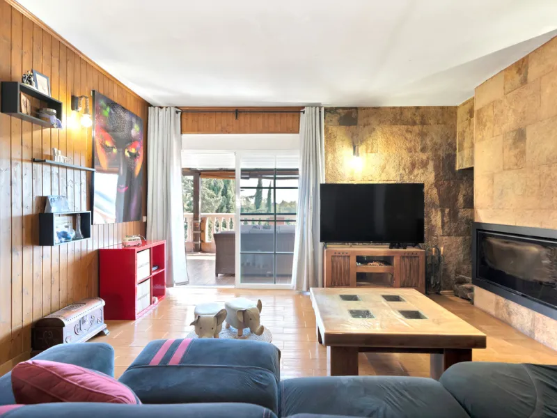 House - Detached Villa в продаже в Marbella, Málaga. В доме 7 спален и 5 ванных комнат. Площадь дома 422 м². Площадь участка 1900 м²
