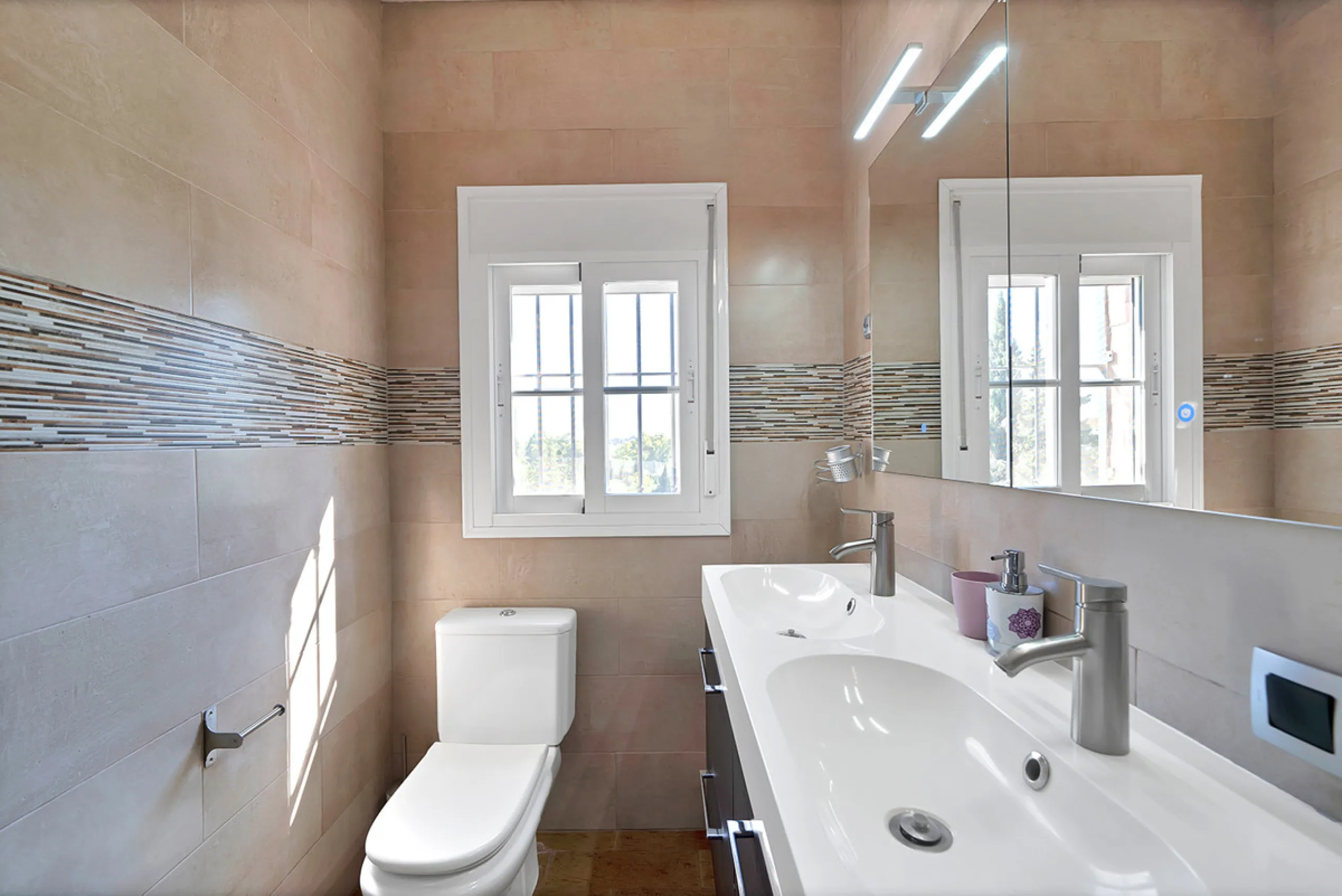 House - Detached Villa в продаже в Marbella, Málaga. В доме 7 спален и 5 ванных комнат. Площадь дома 422 м². Площадь участка 1900 м²