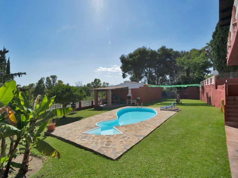 House - Detached Villa в продаже в Marbella, Málaga. В доме 7 спален и 5 ванных комнат. Площадь дома 422 м². Площадь участка 1900 м²