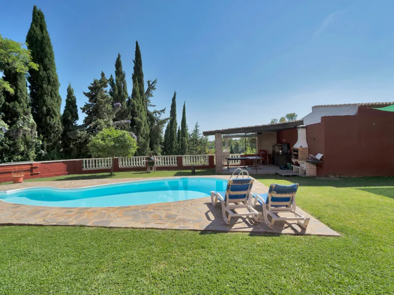 House - Detached Villa в продаже в Marbella, Málaga. В доме 7 спален и 5 ванных комнат. Площадь дома 422 м². Площадь участка 1900 м²
