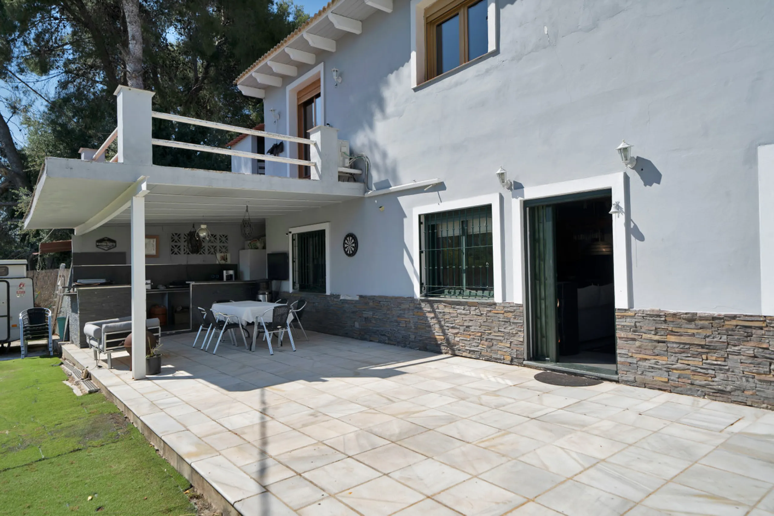 House - Detached Villa в продаже в Marbella, Málaga. В доме 7 спален и 5 ванных комнат. Площадь дома 422 м². Площадь участка 1900 м²