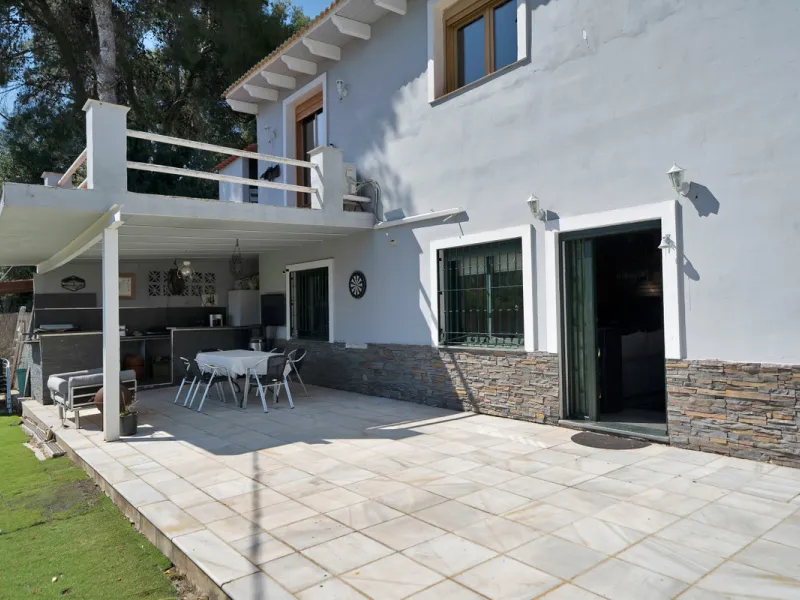 House - Detached Villa в продаже в Marbella, Málaga. В доме 7 спален и 5 ванных комнат. Площадь дома 422 м². Площадь участка 1900 м²