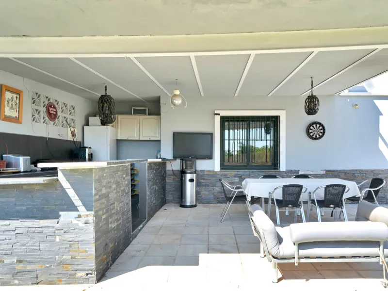 House - Detached Villa в продаже в Marbella, Málaga. В доме 7 спален и 5 ванных комнат. Площадь дома 422 м². Площадь участка 1900 м²