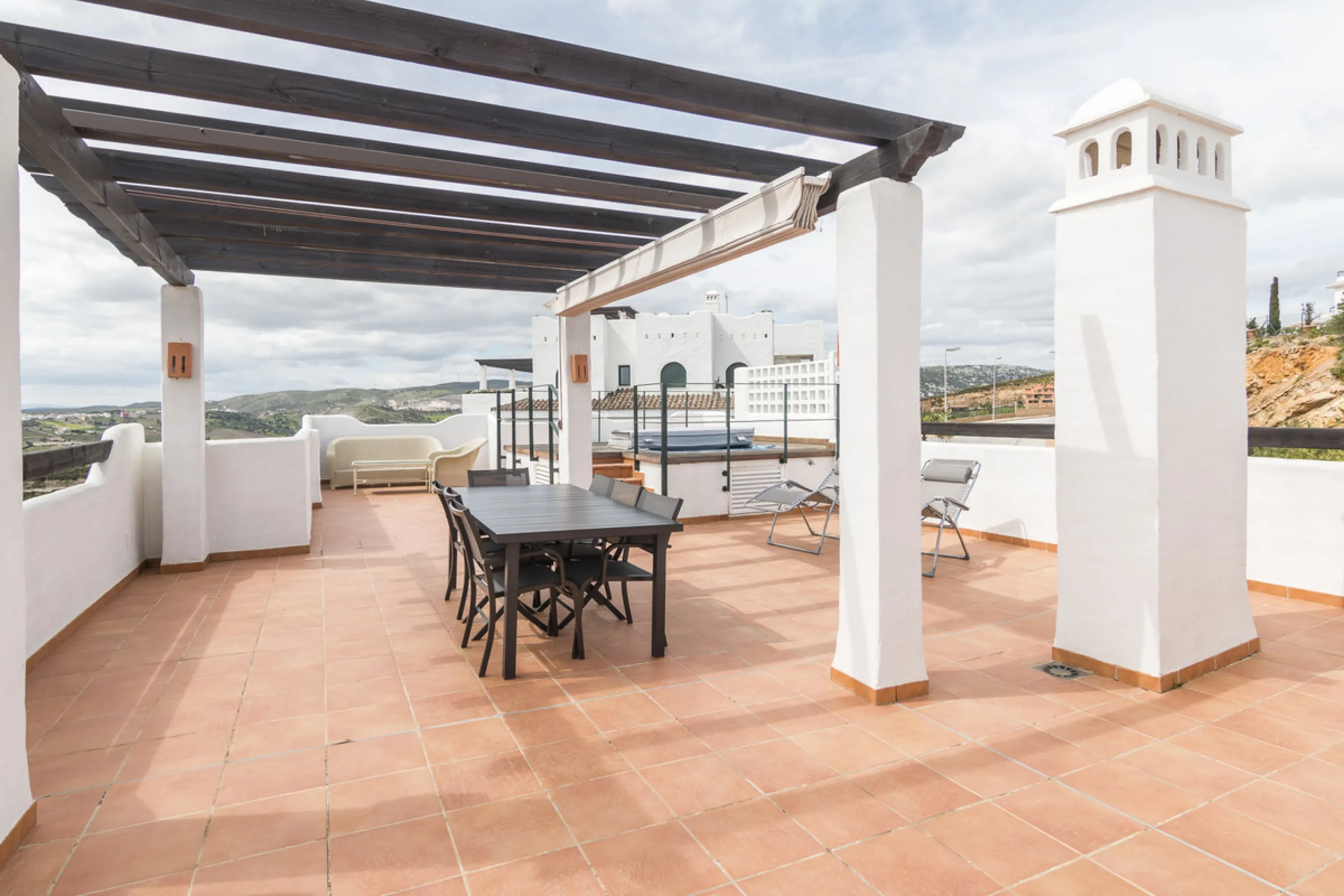 Within a pleasant residential complex where the apartments are distributed across 8 small blocks of three levels, this penthouse offers a spacious living room, a fully fitted kitchen with separate utility room, 3 bedrooms (one en-suite with its own bathro
