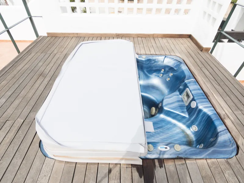 Within a pleasant residential complex where the apartments are distributed across 8 small blocks of three levels, this penthouse offers a spacious living room, a fully fitted kitchen with separate utility room, 3 bedrooms (one en-suite with its own bathro