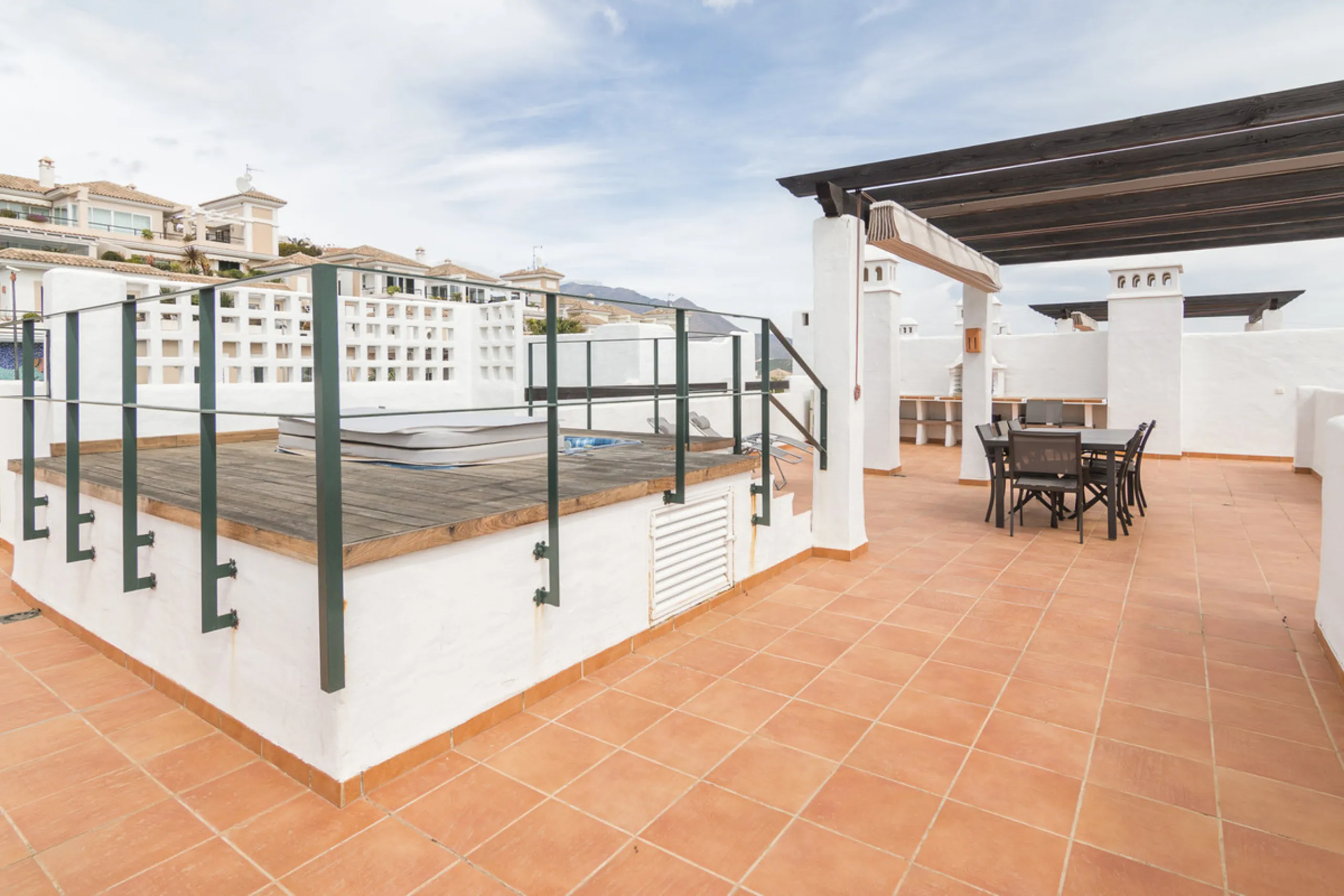 Within a pleasant residential complex where the apartments are distributed across 8 small blocks of three levels, this penthouse offers a spacious living room, a fully fitted kitchen with separate utility room, 3 bedrooms (one en-suite with its own bathro