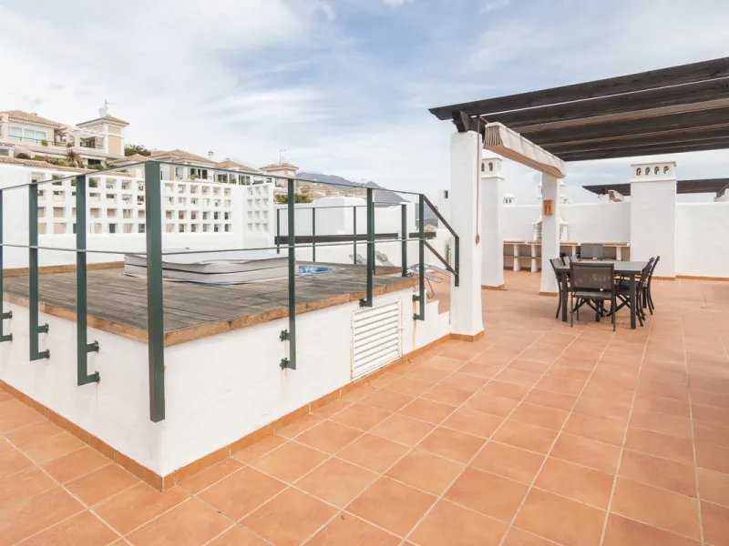 Within a pleasant residential complex where the apartments are distributed across 8 small blocks of three levels, this penthouse offers a spacious living room, a fully fitted kitchen with separate utility room, 3 bedrooms (one en-suite with its own bathro