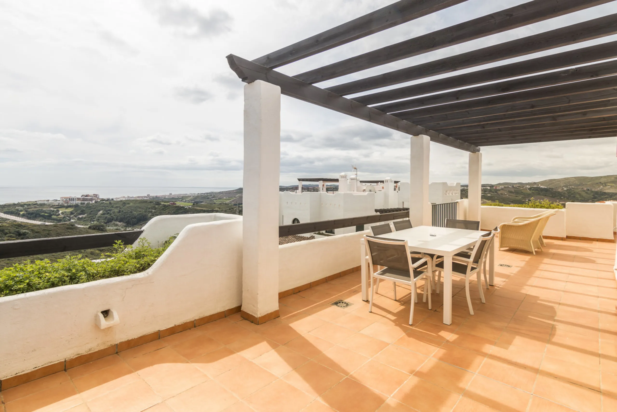 Within a pleasant residential complex where the apartments are distributed across 8 small blocks of three levels, this penthouse offers a spacious living room, a fully fitted kitchen with separate utility room, 3 bedrooms (one en-suite with its own bathro
